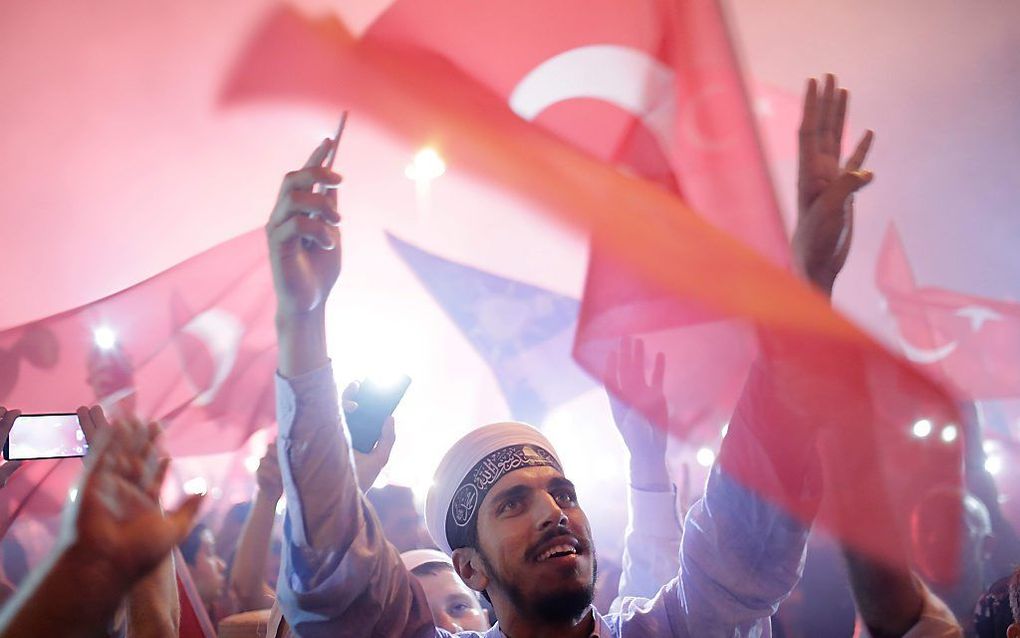 Een pro-Erdogan betoging op het Taksimplein in Instanbul. beeld AFP