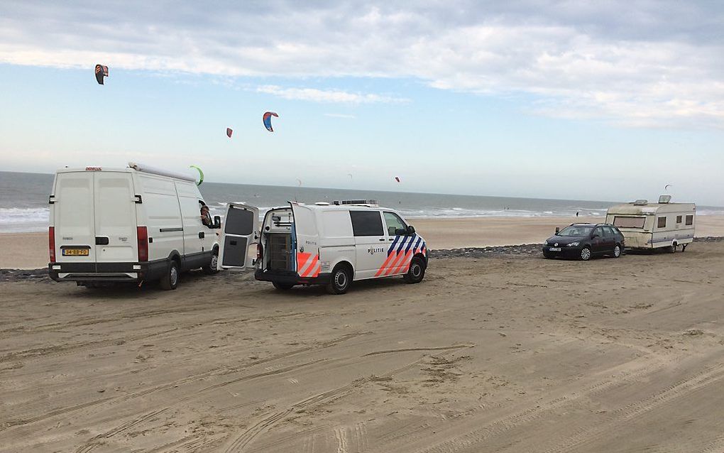 Op het strand bij Domburg zorgde een in legerkleding gestoken jongen  vrijdagavond voor grote consternatie.  Hij bleek een nepwapen te dragen. De jongen is aangehouden, net als zijn ouders. beeld RD