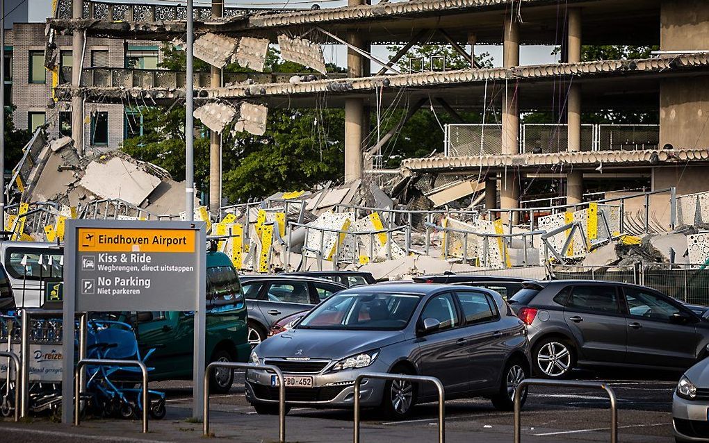 De ingestorte parkeergarage in aanbouw bij Eindhoven Airport dat is ingestort. beeld ANP Rob Engelaar