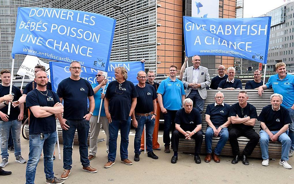 Geef babyvisjes een kans, roepen de spandoeken van de demonstrerende vissers. Nederlandse en Belgische vissers boden dinsdag in Brussel een petitie tegen de aanlandplicht aan bij de Europese Commissie en het Europees Parlement. beeld ChristenUnie-SGP