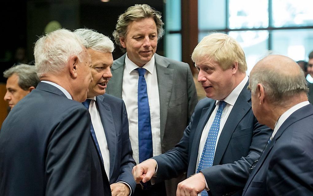 De ministers van Buitenlandse Zaken Bert Koenders en Boris Johnson (Verenigd Koningkrijk) bij aanvang van de rondetafelgesprekken bij de speciale bijeenkomst van ministers van Buitenlandse Zaken over de situatie in Turkije en de aanslag in Nice. beeld ANP