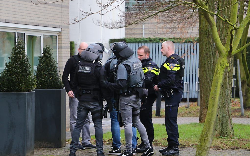 Politie en hulpverleners staan bij een gebouw aan de Jan Leentvaarlaan. Medewerkers van een medische kliniek in Rotterdam zouden door een man bedreigd zijn. beeld ANP