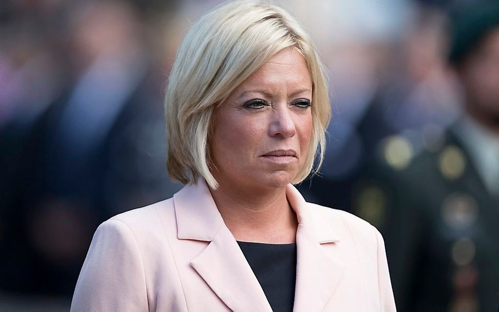 Minister Jeanine Hennis-Plasschaert van Defensie tijdens de herdenkingsbijeenkomst bij het Nationaal Indie-monument 1945-1962. Tijdens deze jaarlijkse bijeenkomst worden de Nederlandse militairen herdacht die in de periode 1945-1962 vielen tijdens de stri