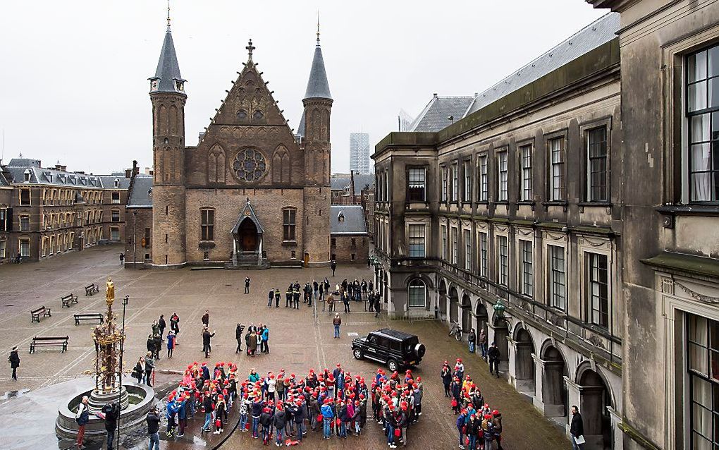 Leerlingen tonen woord HOOP op Binnenhof. beeld SeeitYourself.nl, Jan-Kees Steenman