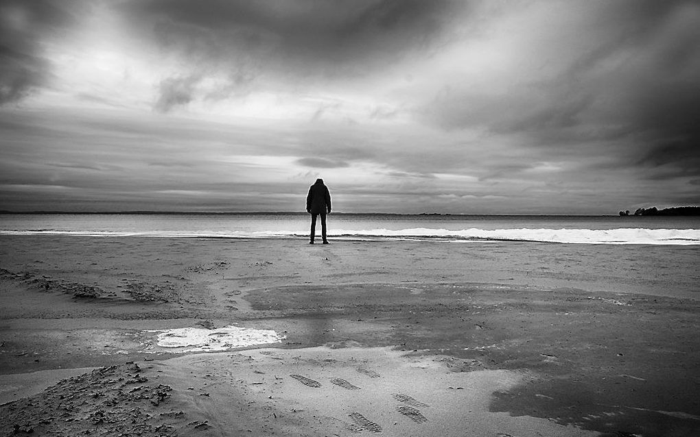 Wie altijd al praktisch, daadkrachtig en nuchter is, verwerkt verdriet het liefst door alleen te zijn. beeld iStock