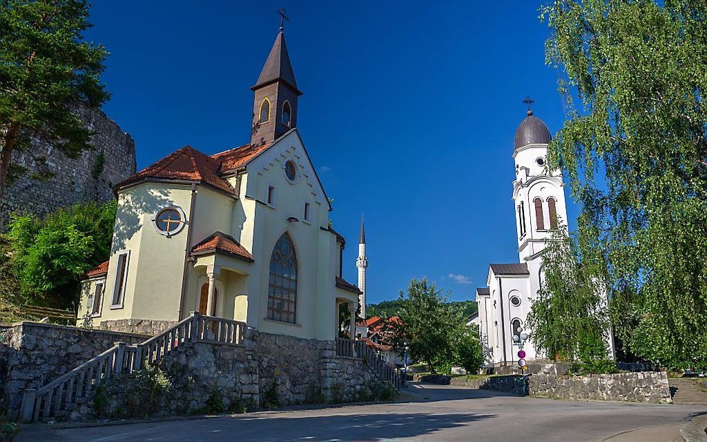 „Religiositeit is kenmerkend voor het menselijke bestaan, ongeacht wat iemand als het ”heilige” ziet. Foto: een rooms-katholieke kerk, een Servisch-orthodoxe kerk en een moskee in Bosanska Krupa, een stad in het noordwesten van Bosnië en Herzegovina. beel