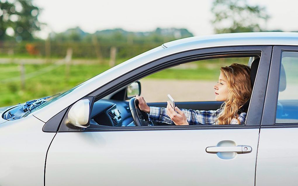 Appen in de auto. beeld: iStock