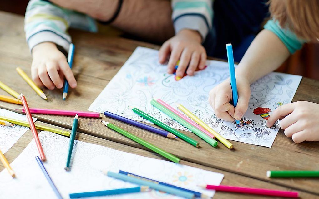 ”Buiten de lijntjes kleuren gebeurt ook in politiek en maatschappij." beeld iStock