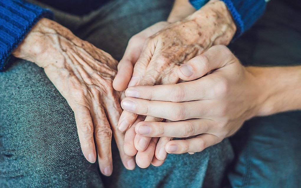 „De meeste mensen overlijden niet in een hospice, maar thuis. Het besef is gegroeid dat de palliatieve zorg voor mensen thuis net zo goed zou moeten zijn als in een hospice.” beeld iStock