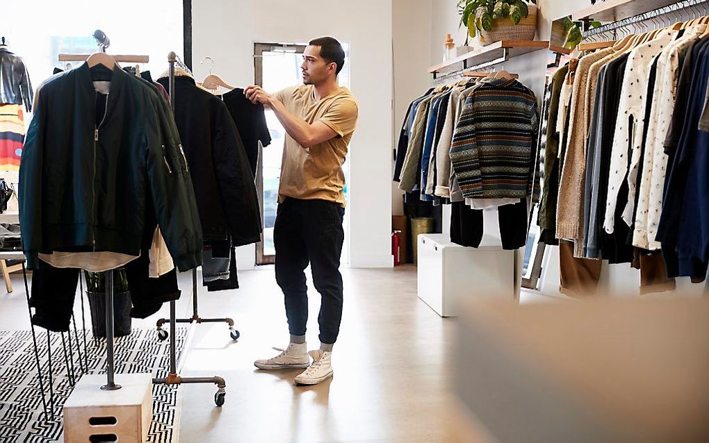 „Wakker liggen over het verlies van je eigen vinger, rustig slapen in de wetenschap dat er miljoenen mensen door een aardbeving zijn getroffen: ik moest eraan denken toen ik mijzelf in het nieuw had gestoken.” beeld iStock