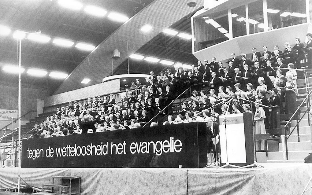 Op 23 september 1978 waren in de Arnhemse Rijnhal enkele duizenden verontruste christenen bijeen op de Getuigenisdag, met als thema ”Tegen de wetteloosheid het Evangelie”. Aanleiding was onder meer de dreigende verruiming van de abortuswetgeving. beeld Er