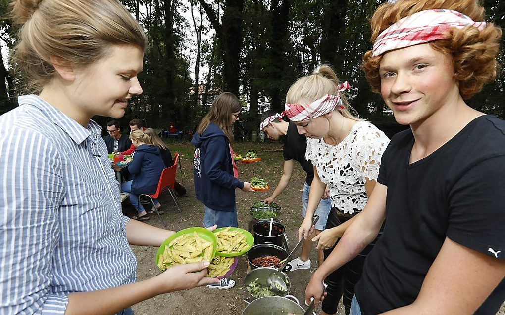 Studenten van CSFR-dispuut Quo Vadis in Nijmegen tijdens een maaltijd donderdag. De studentenvereniging hield afgelopen week de jaarlijkse introductiedagen voor nieuwe leden. Maandag is de opening van het academisch jaar. beeld VidiPhoto