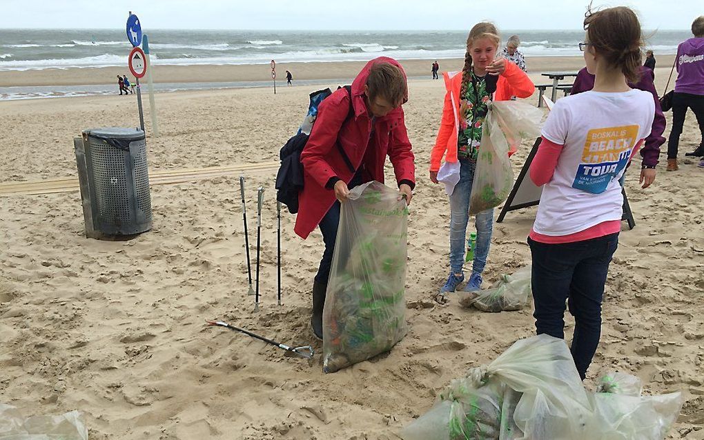 Afval wegen op een Zeeuws strand. beeld RD