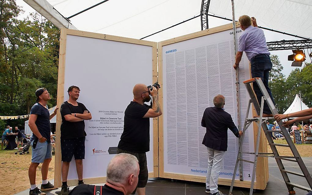 Nauwkeurig worden de afmetingen bepaald. Op de trap, rechts, landmeetkundige W. Wolswinkel van het Lunterse bedrijf LacArto; de Nunspeetse notaris Pieter Pieltjes kijkt toe. beeld Jaco Klamer