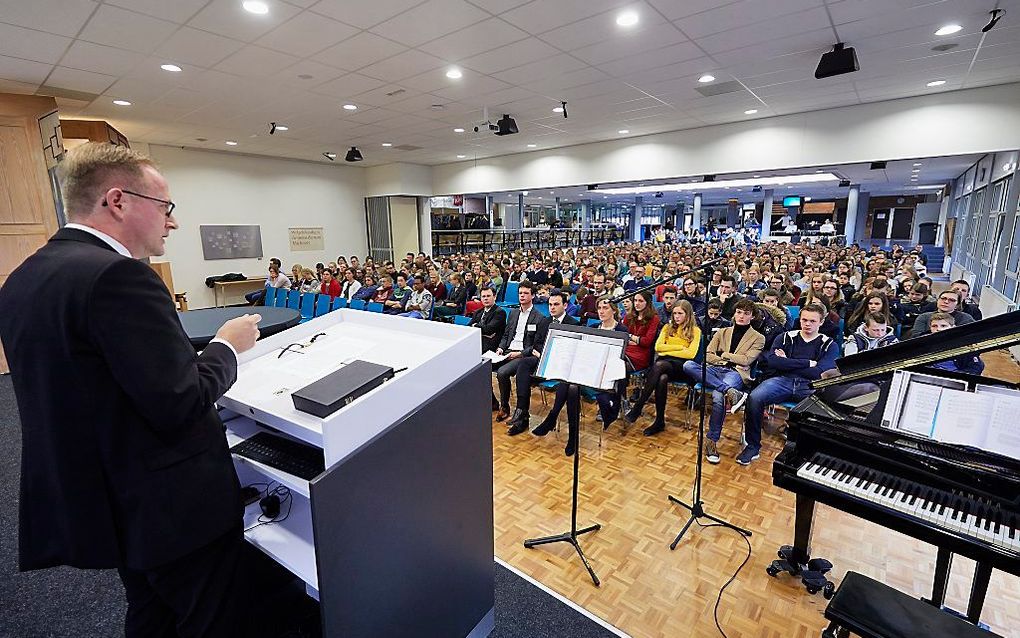 Honderden jongeren kwamen zaterdag naar de -16 Jongerendag van de Hersteld Hervormde Jongeren Organisatie (HHJO). De bijeenkomst werd gehouden in de aula van het Van Lodenstein College in Amersfoort.  beeld Jaco Klamer