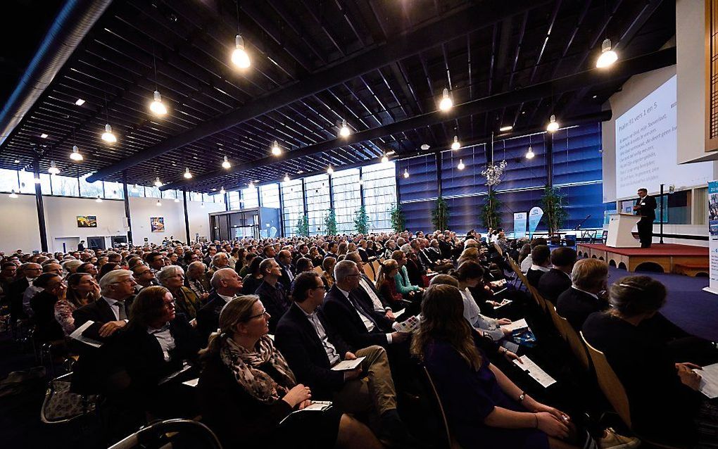 Bezoekers van de landelijke evangelisatiedag van de Gereformeerde Gemeenten in het Hoornbeeck College te Amersfoort. beeld Jaco Klamer