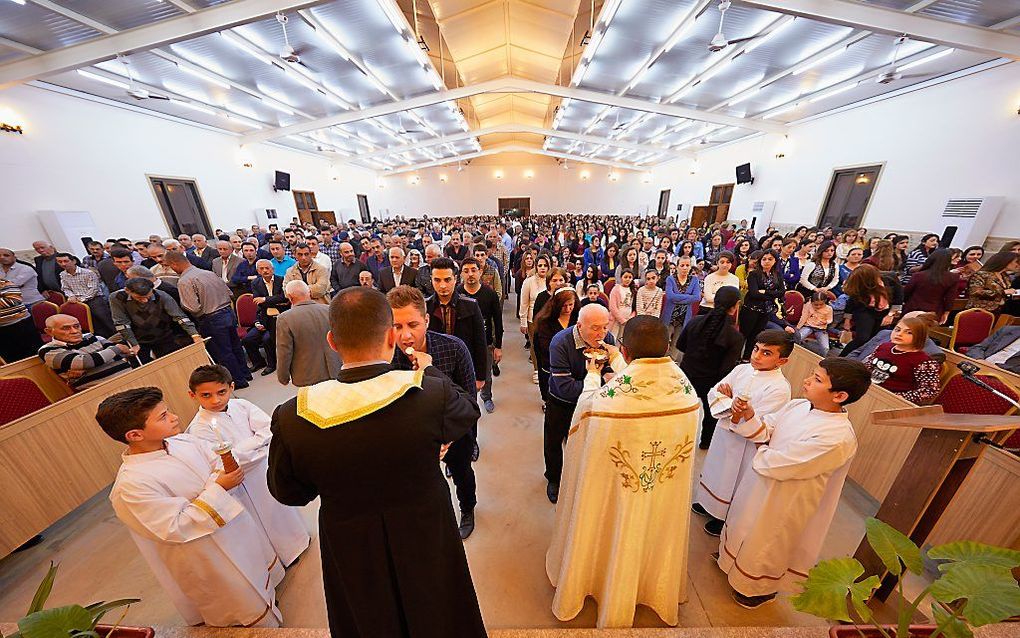 Een kerkdienst voor vluchtelingen uit Qaraqosh in een Chaldeeuwskatholieke kerk in Erbil. beeld Jaco Klamer