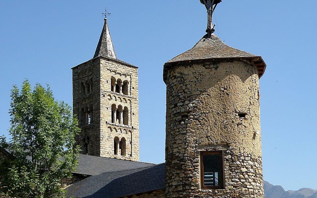 Het aantal kerkelijke huwelijksbevestigingen in de Spaanse Rooms-Katholieke Kerk is tussen 2007 en 2016 met ruim de helft afgenomen. Foto: de kerktoren van de romaanse kerk van St. Just en St. Pastor Són in het Catalaanse plaatsje Esterri d'Aneu. beeld Wi