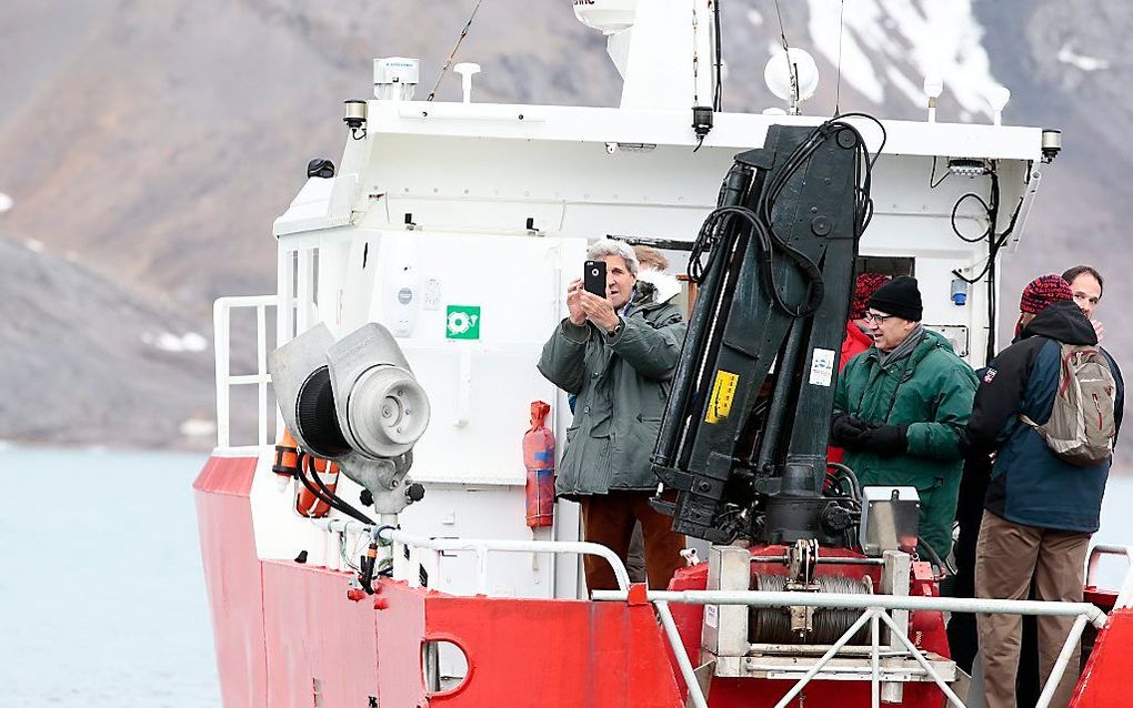 Kerry, de Amerikaanse minister van Buitenlandse Zaken maakt een foto aan boord van de “Teisten” in Noorwegen. Kerry ontmoette deze maand in Ny-Alesund klimatologen die hem de consequenties van de wereldwijde opwarming lieten zien. beeld EPA