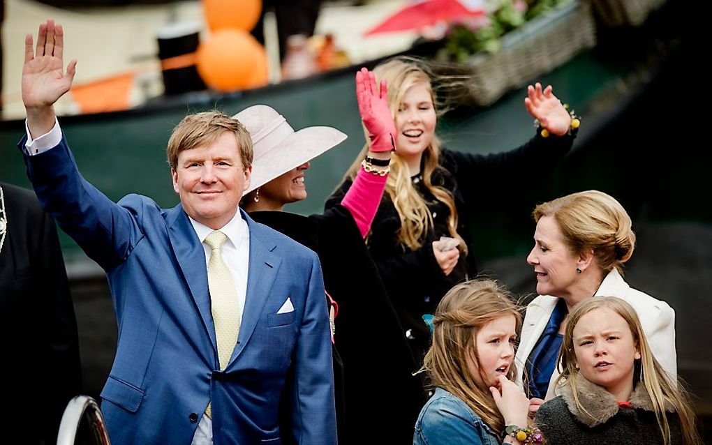 De koning en zijn gezin tijdens Koningsdag in Zwolle. beeld ANP