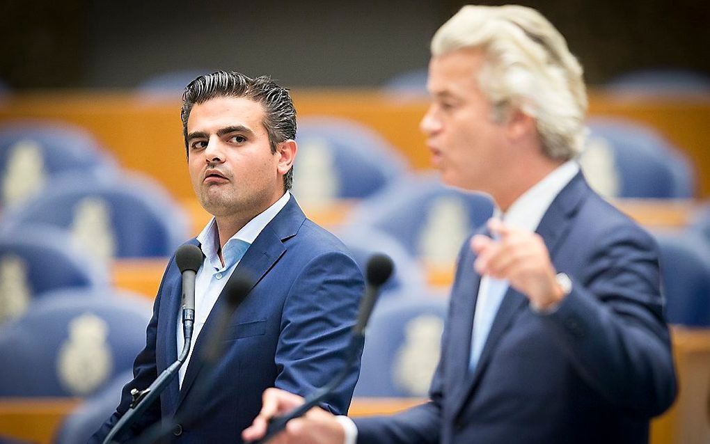 Fractievoorzitter van Denk Tunahan Kuzu en PVV leider Geert Wilders tijdens het plenair debat in de Tweede Kamer over de nasleep van de legercoup in Turkije. beeld ANP