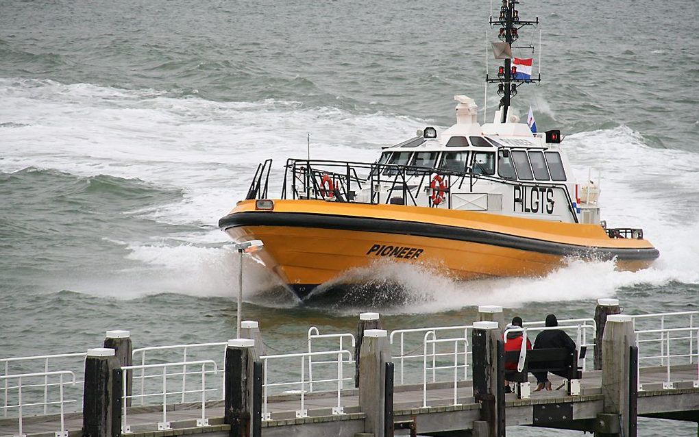 Een loodsboot in Vlissingen rukte dinsdag uit naar het zinkende schip Helena Cora  op de Westerschelde. Schipper Leendert Nobel en zijn vrouw Naomi beleefden angstige momenten. beeld RD