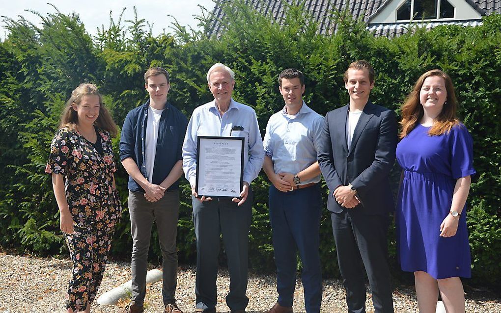 Politieke jongerenorganisaties willen de luchtvaartsector zwaarder belasten. Dat staat in een manifest dat ze vrijdag overhandigden aan oud-minister en oud-D66-voorman Terlouw. Op foto van links naar rechts: Julia Matser (Dwars), Dirk Otten (CDJA), Jan Te