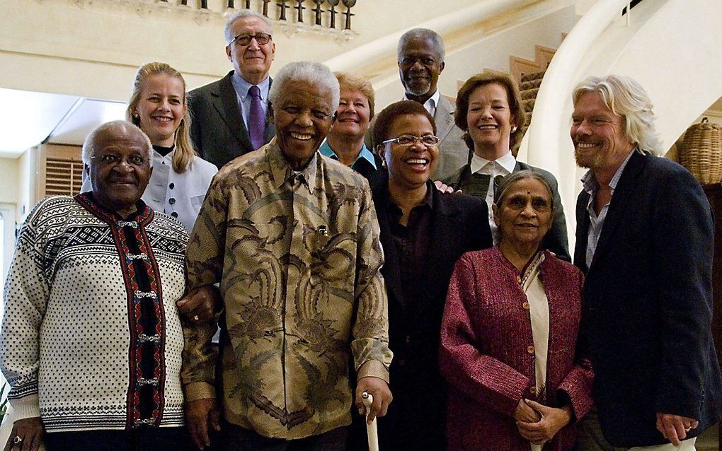 Op de 90e verjaardag van Nelson Mandela in 2007 gingen Mabel (tweede links) en Annan (rechts achter Mandela) met elkaar op de foto. beeld AFP