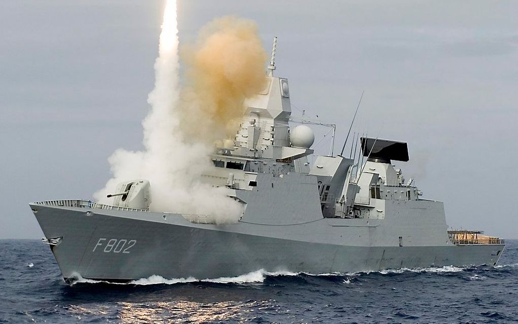 Zr.Ms. Zeven Provinciën schiet een raket af tijdens een oefening. Het fregat nam in 2015 deel aan een oefening tegen ballistische raketten. beeld ANP