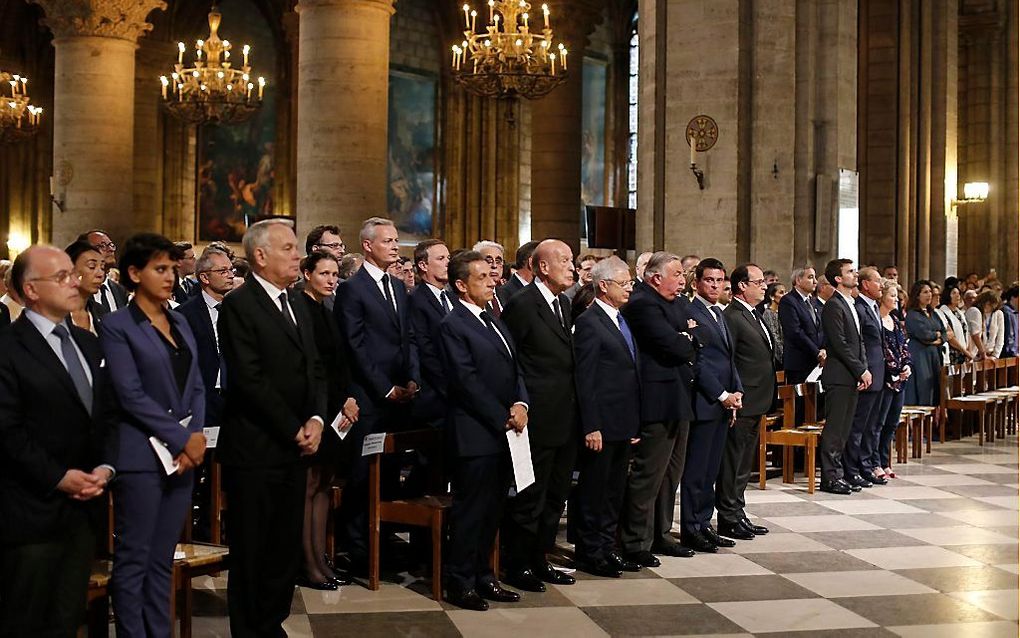 President Hollande woensdagavond in de kathedraal Notre-Dame-de-Paris. Onder de hoogwaardigheidsbekleders ook oppositieleider Nicolas Sarkozy, premier Manuel Valls en voormalig president Valery Giscard d'Estaing. beeld EPA