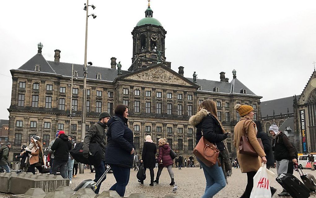 Amsterdam heeft tientallen betonblokken geplaatst op de Dam tegen de dreiging van terreur. beeld Gerard ten Voorde