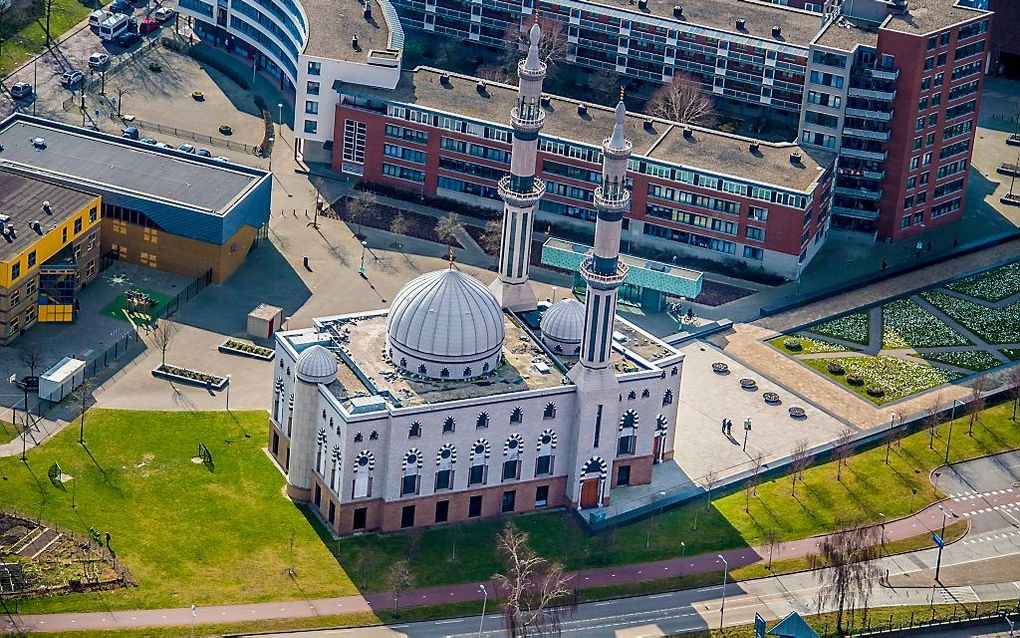 Een luchtfoto van de Essalam moskee in de Rotterdamse wijk Feijenoord. beeld ANP