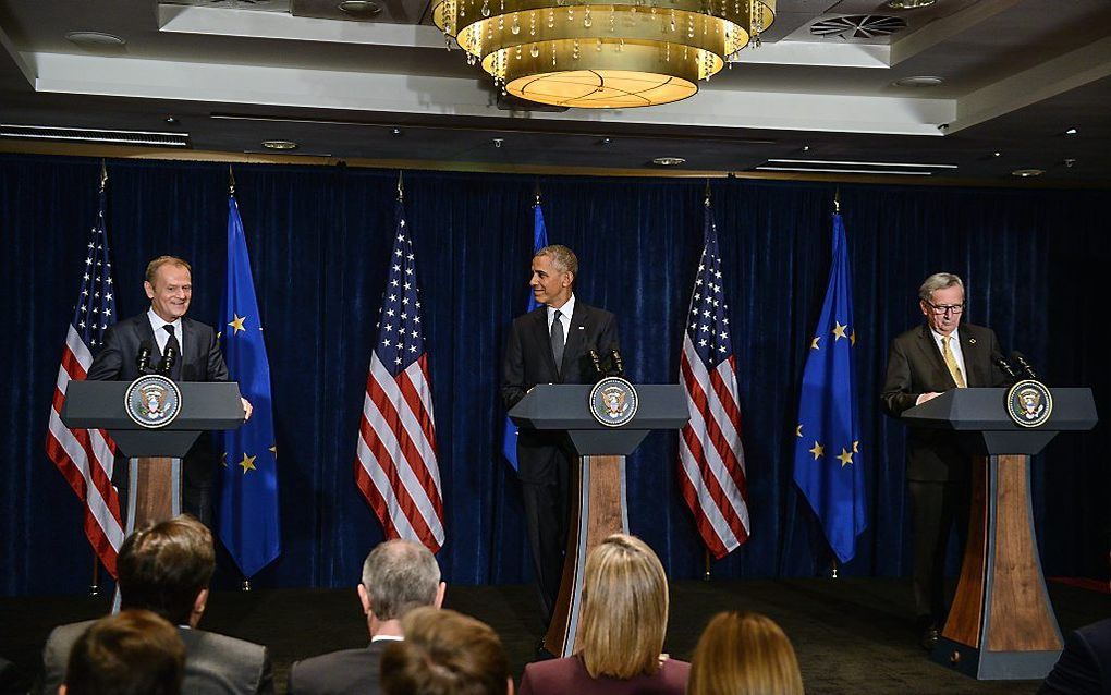 Obama (M), Tusk (L) en Juncker in Warschau. beeld EPA