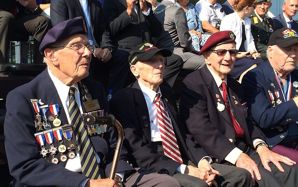 Breekbare Amerikaanse veteranen woonden donderdag de overhandiging van een historische Amerikaanse vlag bij in Soesterberg. beeld Gerard ten Voorde