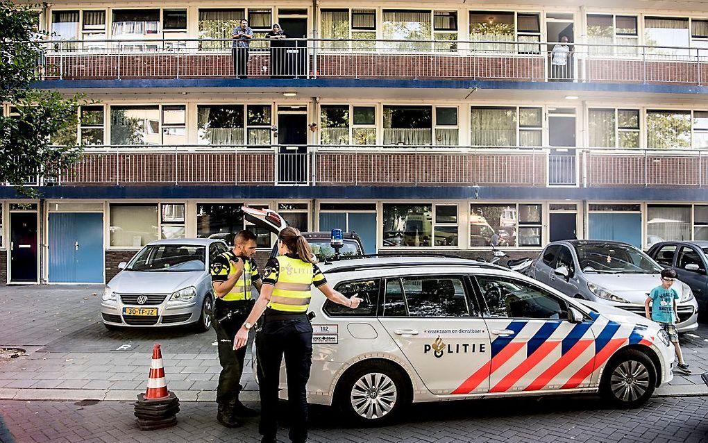 Politie in de wijk Poelenburg in Zaandam waar jongeren voor onrust zorgen door overlast en intimidatie. beeld ANP