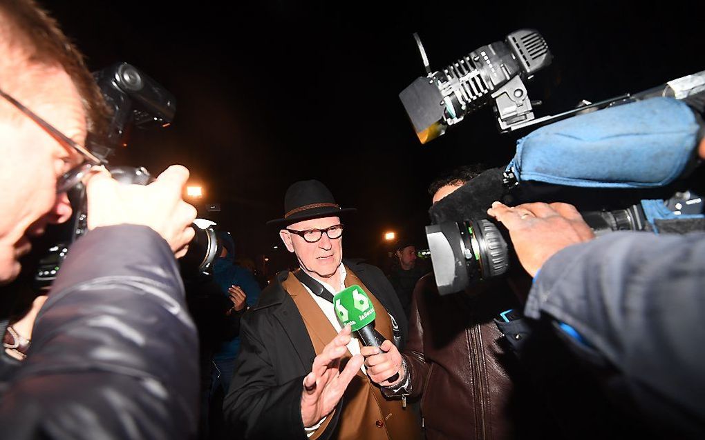 Carles Puigdemont en vier van zijn ministers zijn zondagavond vrijgelaten onder voorwaarden. Dat heeft de rechter in Brussel beslist. beeld AFP