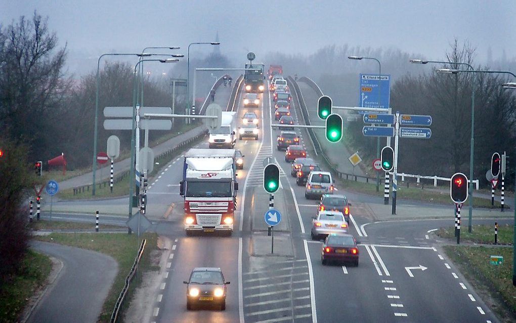 De files op de Rijnbrug tussen Kesteren en Rhenen zijn al jarenlang een bron van frustratie. beeld Albert Heller