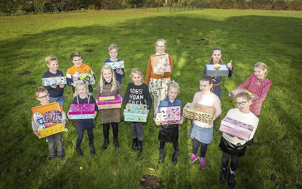 De School met de Bijbel in Bleskensgraaf doet elk jaar mee met de Schoenendoosactie. De schoenendozen met spullen gaan naar kinderen die in armoede leven.  beeld RD, Henk Visscher