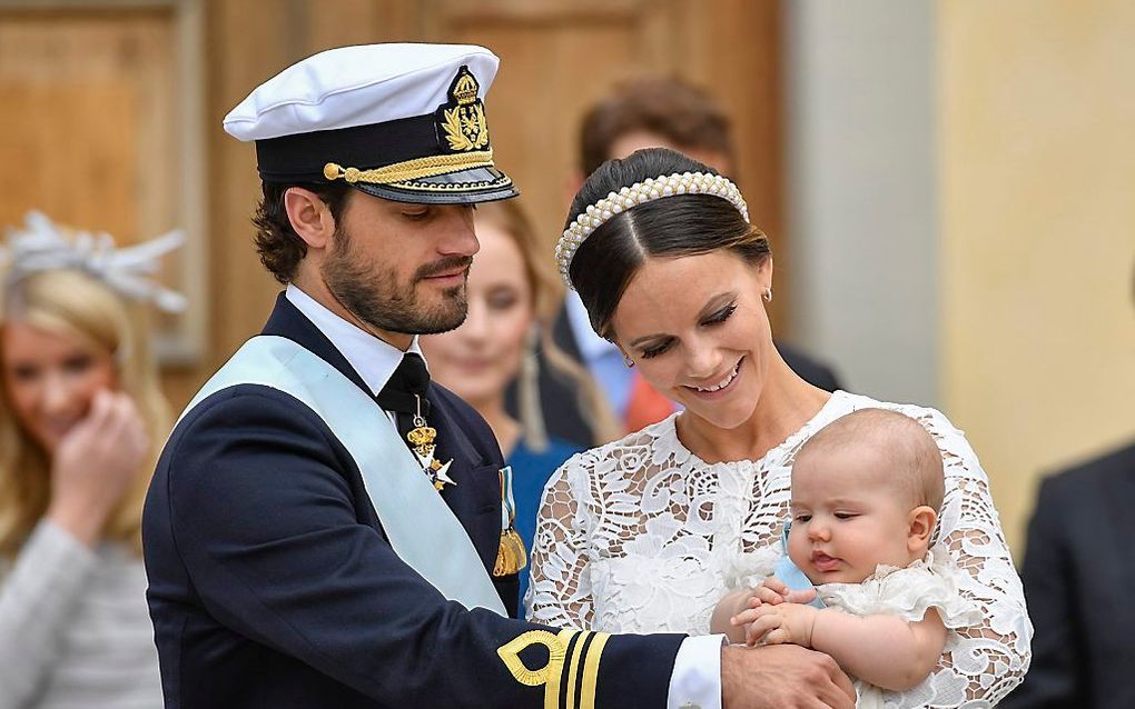 Prins Carl Philip en prinses Sofia met hun zoontje prins Alexander bij zijn doop. beeld EPA