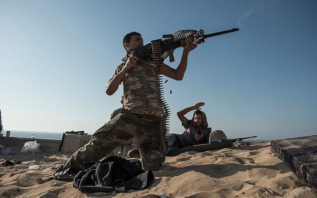 Foto die Jeroen Oerlemans maakte in de Libische stad -en IS-bastion- Sirte: strijders van de al-Marsabrigade in gevecht. beeld Jeroen Oerlemans/de Beeldunie