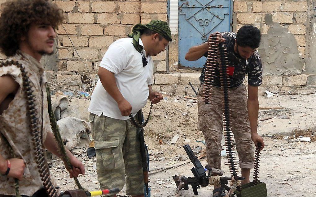 Leden van een door de Verenigde Naties erkende brigade maken zich klaar in voor het laatste offensief tegen IS in Sirte. beeld AFP