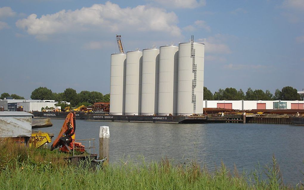 De vijf silo's in Dordrecht. beeld Van der Wees