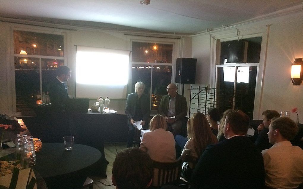 Gepensioneerd abortusarts W. Beekhuizen (l.) en hoogleraar rechtsfilosofie Kinneging (r.) debatteren over abortus in het Rotterdamse café Soif, onder leiding van VBOK-directeur Arthur Alderliesten. beeld RD