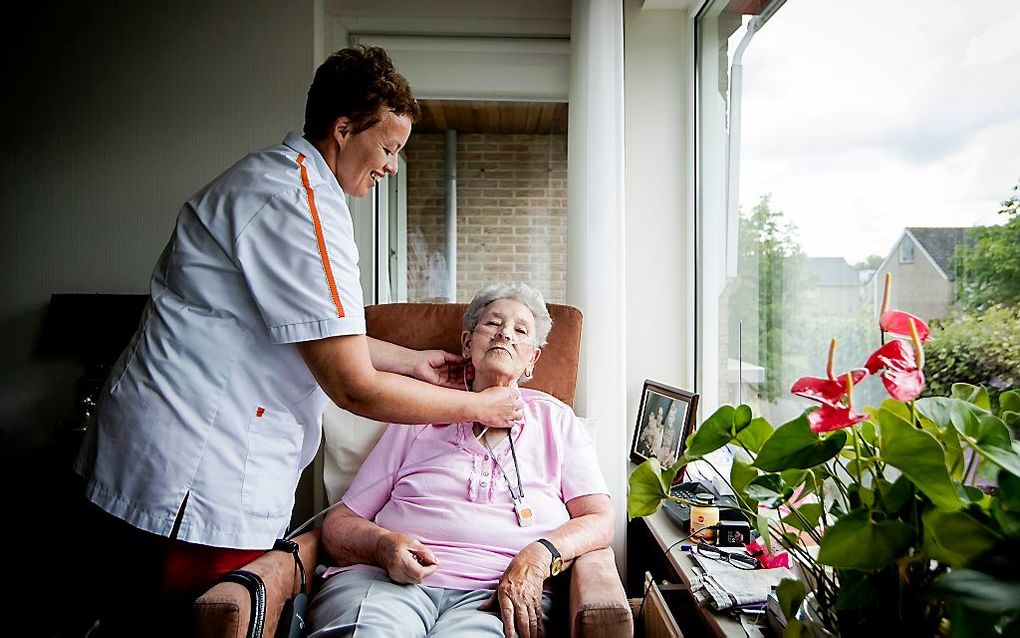 Door het personeelstekort in de zorg neemt de werkdruk en het ziekteverzuim alleen maar toe. beeld ANP, Robin van Lonkhuijsen