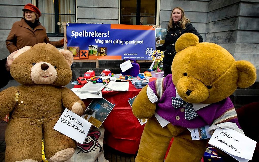 De milieuorganisatie WECF protesteert tegen speelgoed waarin chemische stoffen als cadmium en weekmakers van plastics in zijn verwerkt.  In Rotterdam kwamen artsen en wetenschappers woensdag bijeen op een congres om te spreken over de teruglopende kwalite