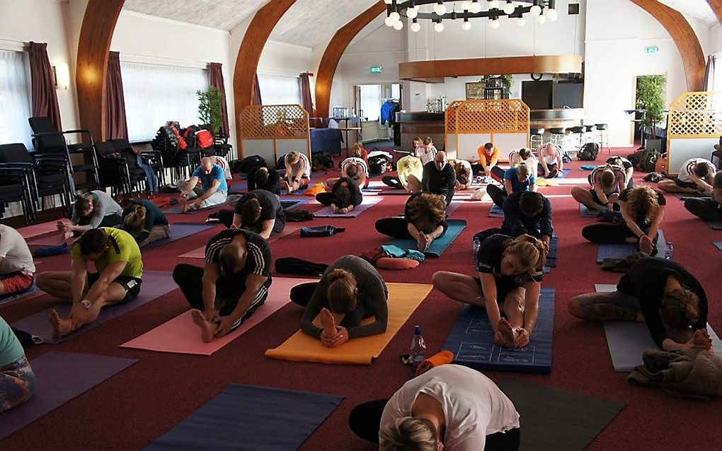 Defensiemedewerkers krijgen een yoga-oefening. beeld Ministerie van Defensie