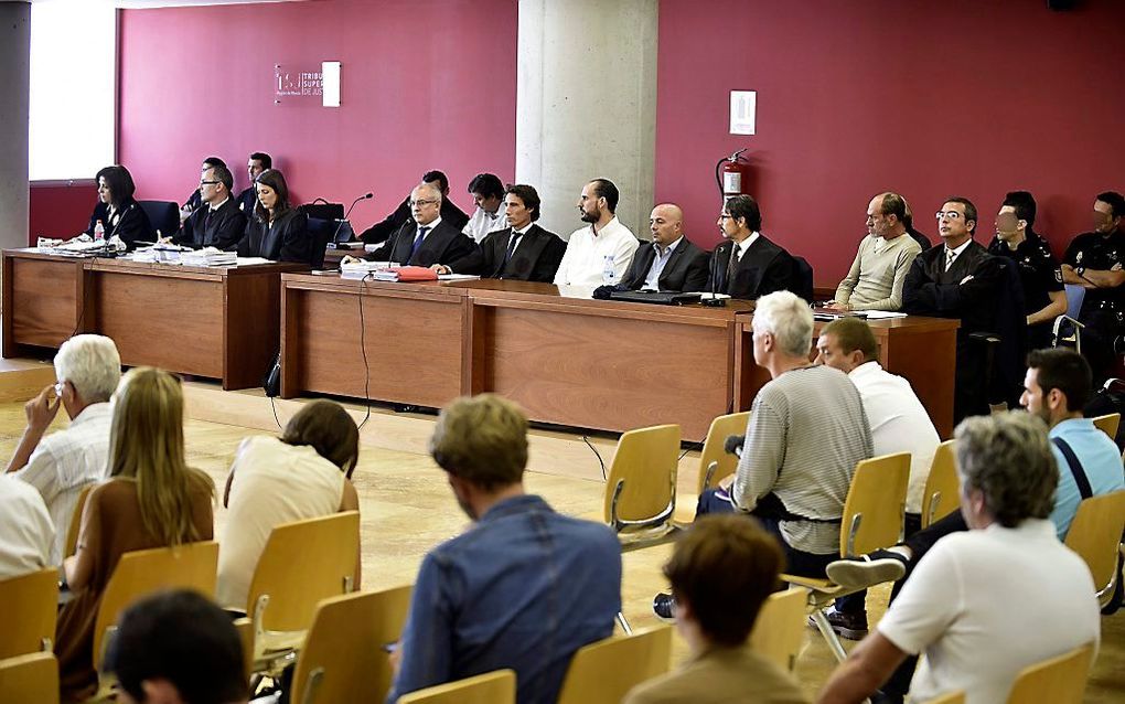 Juan C. (midden, wit overhemd) voor de rechtbank in Murcia (Zuidoost-Spanje). beeld EPA