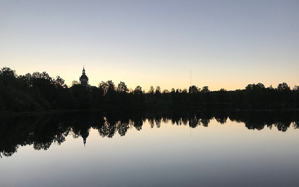 SKELLEFTEA. Een kerk langs een rivier bij de Noord-Zweedse stad Skelleftea, waar het in deze tijd van het jaar ’s nachts niet donker wordt.  beeld RD