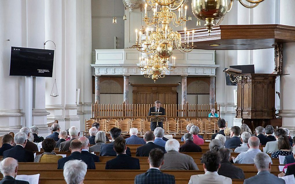 Herdruk boek ”De hemel is rood” van dr. Aalders in Vianen gepresenteerd