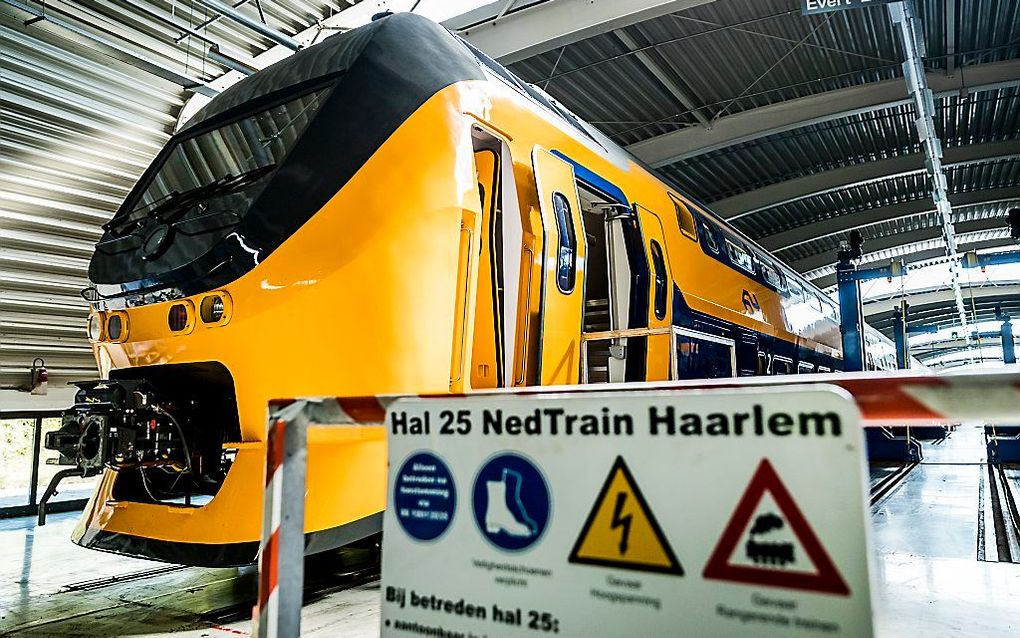 NS Zetten Oude Voetbaltrein En Hippe Dubbeldekker In